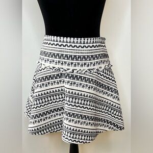 Banana Republic cream black Aztec tweed skater mini skirt lined zip back size 2